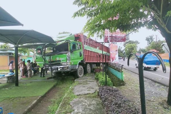 Sekda Takalar Minta Supir Truk Tanggung Jawab Kerusakan Taman Polongbangkeng