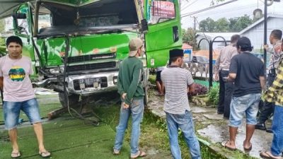 Alami Rem Blong, Truk Fuso Tabrak Taman Polongbangkeng Takalar