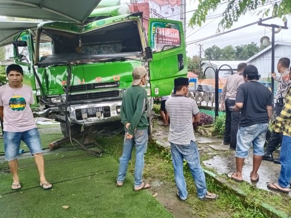 Alami Rem Blong, Truk Fuso Tabrak Taman Polongbangkeng Takalar