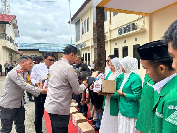 Baksos Polri Presisi, Polda Sulsel Berbagi 3.700 Paket Sembako di Selayar