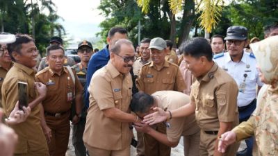 Hari Pertama Ngantor, Gubernur dan Wagub Sulbar Disambut Hangat ASN