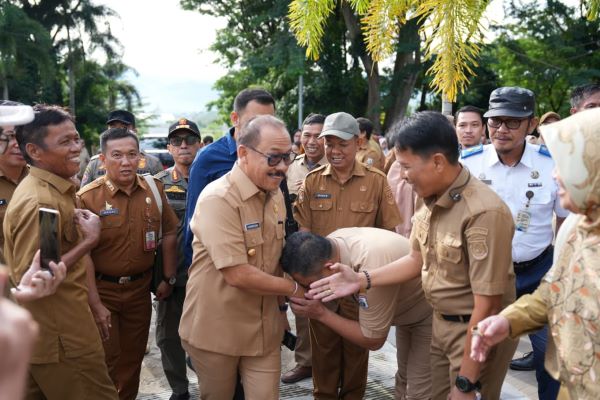 Hari Pertama Ngantor, Gubernur dan Wagub Sulbar Disambut Hangat ASN