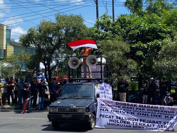 Tuntut Penyesuaian Tarif, Ratusan Ojol Demo di Kantor Gubernur Sulsel