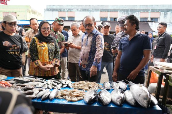 Pastikan Stok Pangan Aman Jelang Lebaran, Gubernur Sulbar Tinjau Pasar