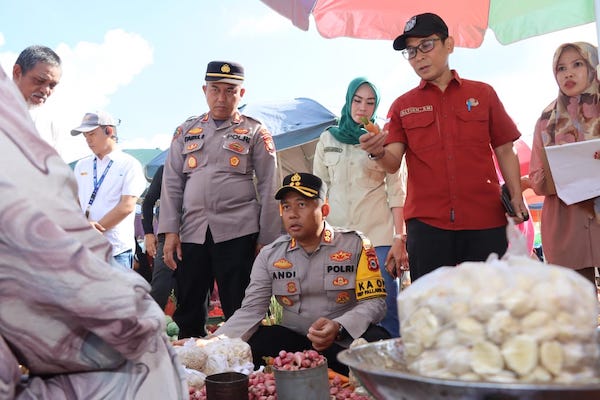 Pastikan Harga Bahan Pokok Aman, Kapolres Bulukumba Pantau Pasar Cekkeng