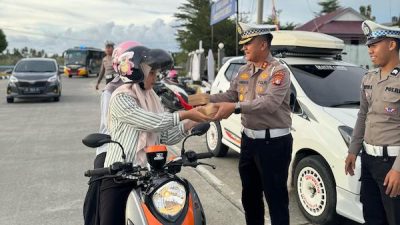 Polda Sulbar Bagikan Takjil Sambil Edukasi Keselamatan Berkendara