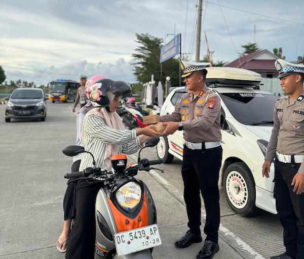 Polda Sulbar Bagikan Takjil Sambil Edukasi Keselamatan Berkendara