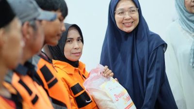 Semangat Berbagi, Melinda Aksa-Permabudhi Sulsel Salurkan Sembako untuk Petugas Kebersihan