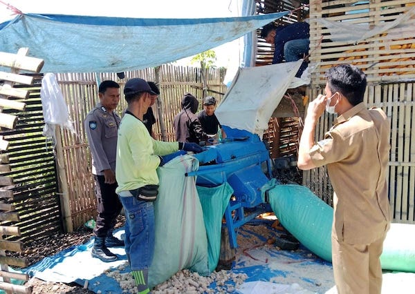 Dukung Swasembada Pangan Nasional, Polsek Binamu Jeneponto Tinjau Penggilingan Jagung Kuning