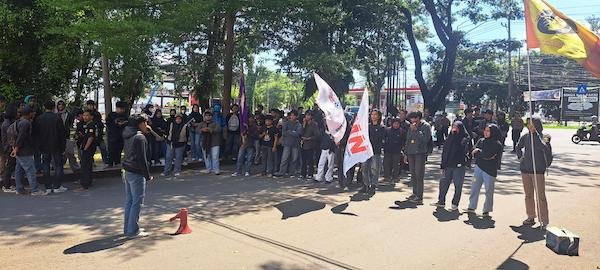 Puluhan Mahasiswa Demo Depan Polda Sulsel, Buntut Kasus Rudapkasa di UNM