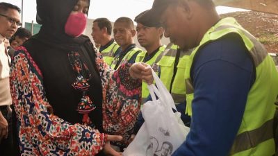 Wagub Sulsel Salurkan Ratusan Sembako untuk Pekerja TPA Tamangapa