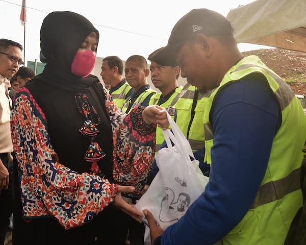 Wagub Sulsel Salurkan Ratusan Sembako untuk Pekerja TPA Tamangapa