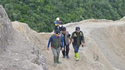 BPBD Sulsel Terjang Medan Ekstrem Salurkan Bantuan Korban Longsor di Lutra