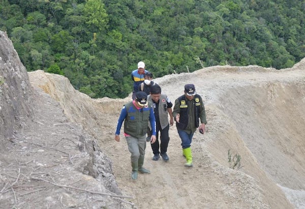 BPBD Sulsel Terjang Medan Ekstrem Salurkan Bantuan Korban Longsor di Lutra