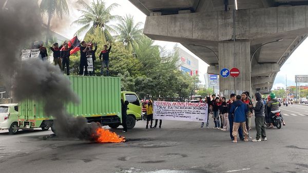 Sejumlah Mahasiswa di Makassar Unjuk Rasa Tolak RUU TNI