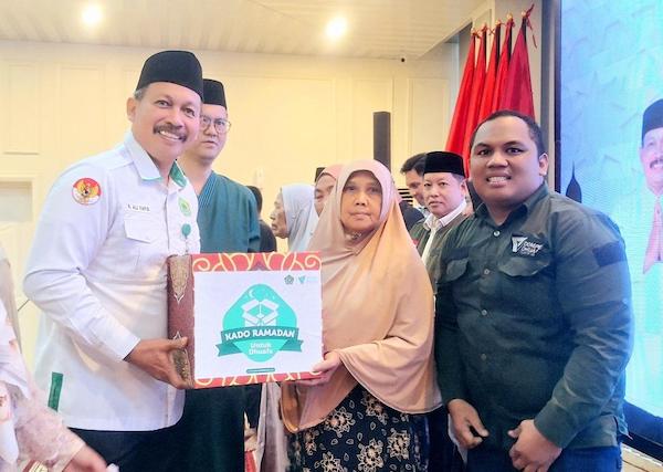 Peringati Nuzulul Quran, Kemenag Sulsel Berbagi Sembako untuk Yatim-Dhuafa