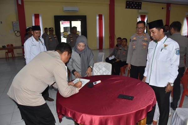 Polres Bulukumba Salurkan Zakat Fitrah Rp34 Juta ke Baznas