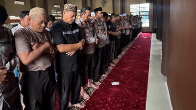 Polres Jeneponto Gelar Shalat Gaib Gugurnya 3 Anggota Polri di Lampung