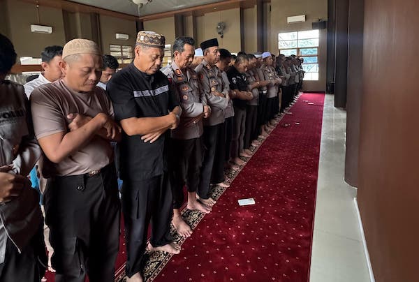 Polres Jeneponto Gelar Shalat Gaib Gugurnya 3 Anggota Polri di Lampung