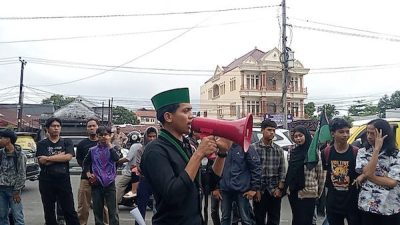 HMI Demo di Depan Kantor DPRD Sulsel, Tolak Revisi UU TNI