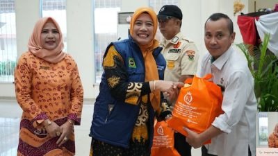 Dharma Wanita Persatuan Unhas Berbagi 457 Paket Sembako
