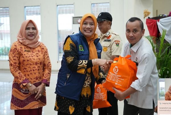 Dharma Wanita Persatuan Unhas Berbagi 457 Paket Sembako