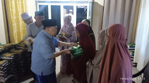 Wagub Sulbar Serahkan Bantuan Beras untuk Jamaah Masjid Nurul Ikhsan