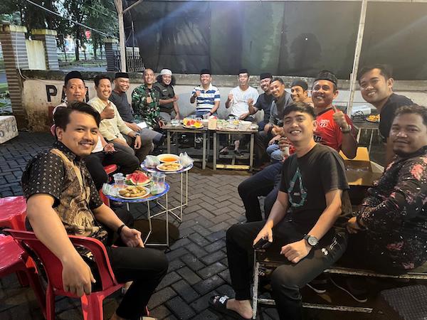 Guyuran Hujan Tak Surutkan Nobar Timnas Indonesia vs Australia di Takalar