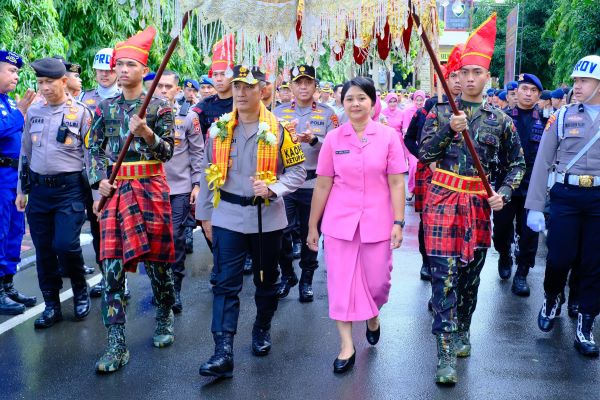 Irjen Pol Rusdi Hartono Resmi Jabat Kapolda Sulsel, Disambut Tradisi Angngaru