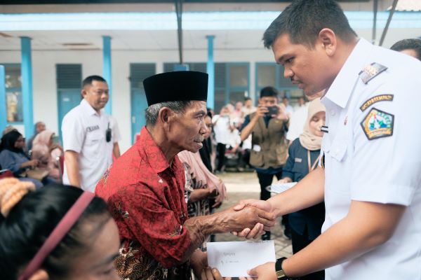 Dukung UMKM dan Warga Rentan, Pemkab Bantaeng Salurkan Bantuan dari Kemensos