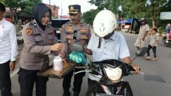 Berkah Ramadhan, Kapolres Sinjai Bagikan Takjil Gratis Kepada Pengendara