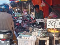 Pedagang dan Pembeli Mengeluh, Harga Bahan Pokok di Pasar Terong Melonjak