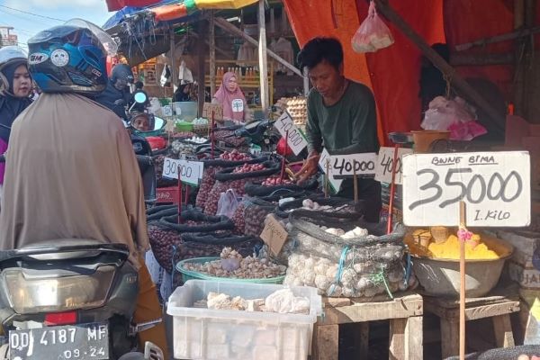 Pedagang dan Pembeli Mengeluh, Harga Bahan Pokok di Pasar Terong Melonjak