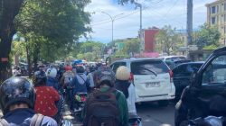 Demo Driver Ojol Lumpuhkan Jalan Urip Sumoharjo, Warga dan Ambulans Terjebak Macet