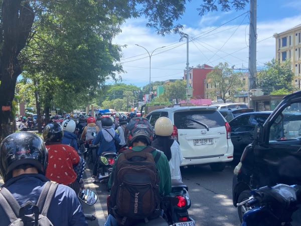 Demo Driver Ojol Lumpuhkan Jalan Urip Sumoharjo, Warga dan Ambulans Terjebak Macet