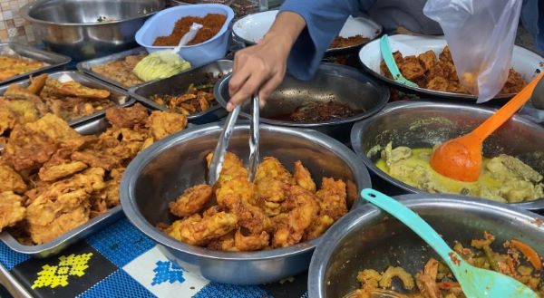 Ramai Pengunjung! Warung Prasmanan di Antang Jadi Andalan Menu Buka Puasa