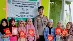 Semarakkan Bulan Ramadan, Bhabinkamtibmas Polres Jeneponto Bagikan Al-Quran ke Santri