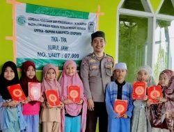 Semarakkan Bulan Ramadan, Bhabinkamtibmas Polres Jeneponto Bagikan Al-Quran ke Santri