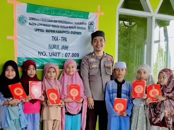 Semarakkan Bulan Ramadan, Bhabinkamtibmas Polres Jeneponto Bagikan Al-Quran ke Santri