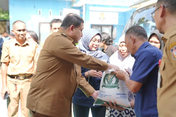 800 Ton Beras Disalurkan untuk 40 Ribu Warga Makassar