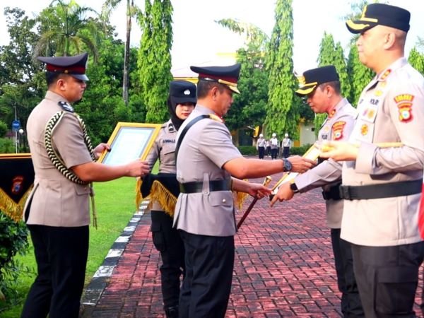 Kapolda Sulsel Pecat 10 Anggota, Beri Penghargaan untuk 137 Personel Berprestasi