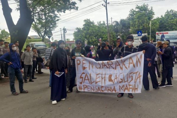 Aliansi Bara-Barayya Bersatu Gelar Aksi di Depan Polda Sulsel