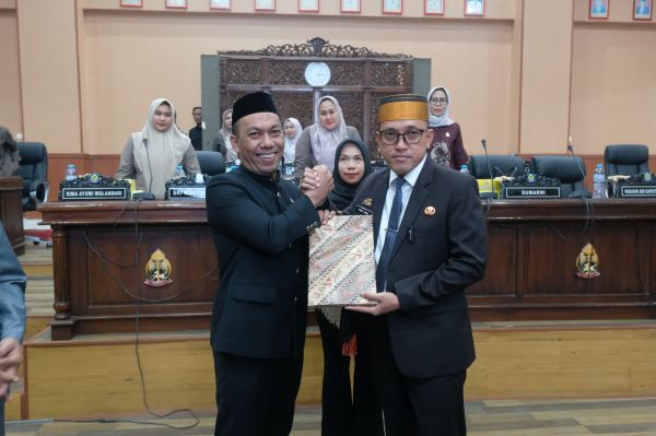 Bupati Jeneponto Serahkan Ranperda Pertanggungjawaban APBD 2024 ke DPRD