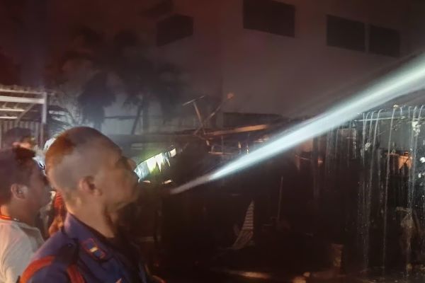 Posko Jatanras Polrestabes Makassar Terbakar, Api Diduga Berasal dari Warung Warga