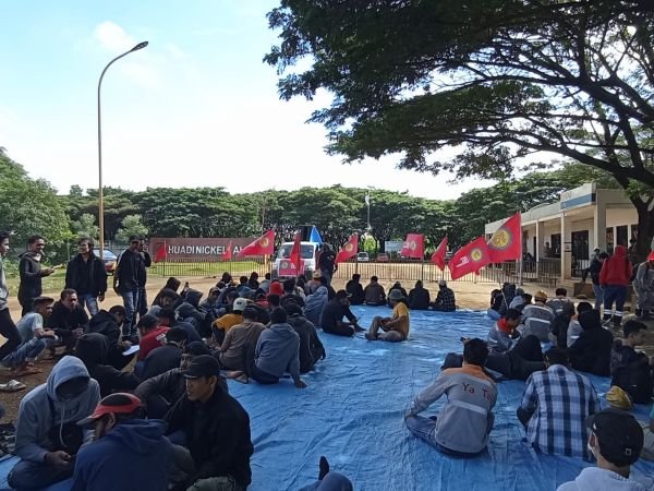Diduga Eksploitasi Pekerja, Puluhan Buruh PT Huadi Demo Tuntut Upah dan Keadilan