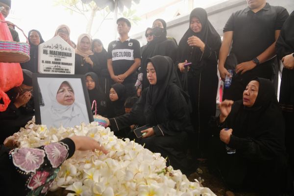 Ribuan Pelayat Iringi Pemakaman Ibunda Wagub Sulsel