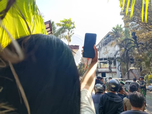 Fenomena Live TikTok Warnai Aksi Demo Pasca Pembakaran Gedung DPRD di Makassar