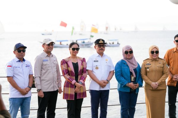Gubernur Sulbar dan Wamenpar Saksikan Etape Pamungkas Sandeq Silumba 2025 di Mamuju