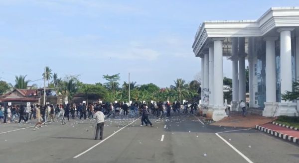 Polisi Tangkap 2 Mahasiswa Diduga Pelaku Pengrusakan Kantor DPRD Palopo