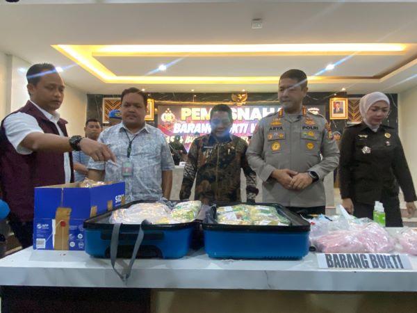 Polrestabes Makassar Musnahkan Pil Mefedron dan Ganja Senilai Rp16 Miliar